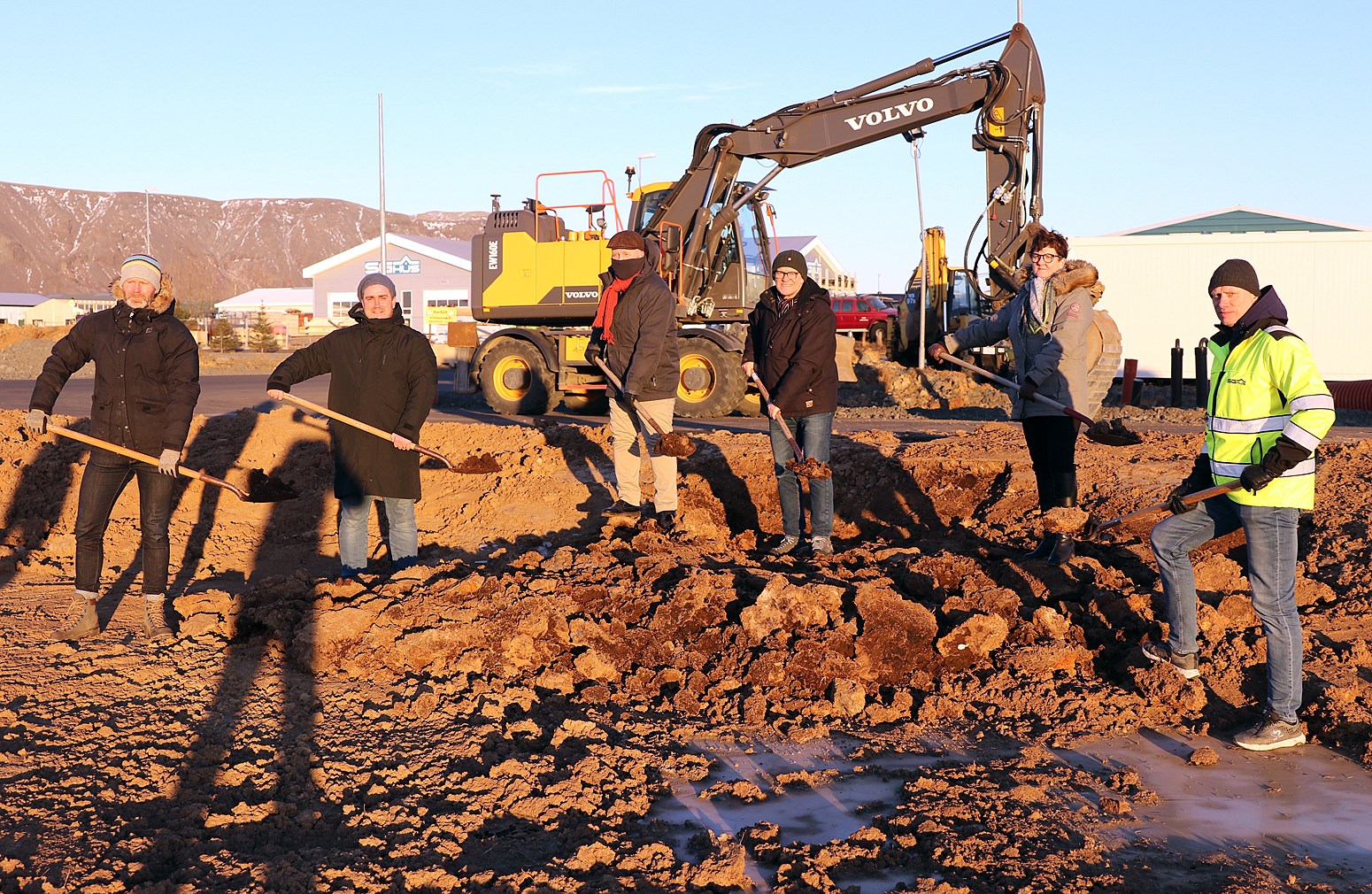Fyrsta skóflustungan tekin í sólríkri norðan átt. Frá vinstri: Björn Traustason, framkvæmdastjóri Bjargs, Tómas Ellert Tómasson, yfirverkfræðingur hjá SG húsum, Gísli Halldór Halldórsson, bæjarstjóri, Árni Stefán Jónsson, formaður Sameykis og stjórnarformaður Bjargs, Halldóra S. Sveinsdóttir, formaður Bárunnar og Baldur Pálsson, framkvæmdastjóri SG húsa.